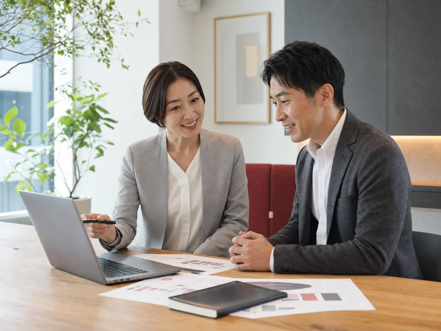 明るい相談室で会計相談を行う様子
